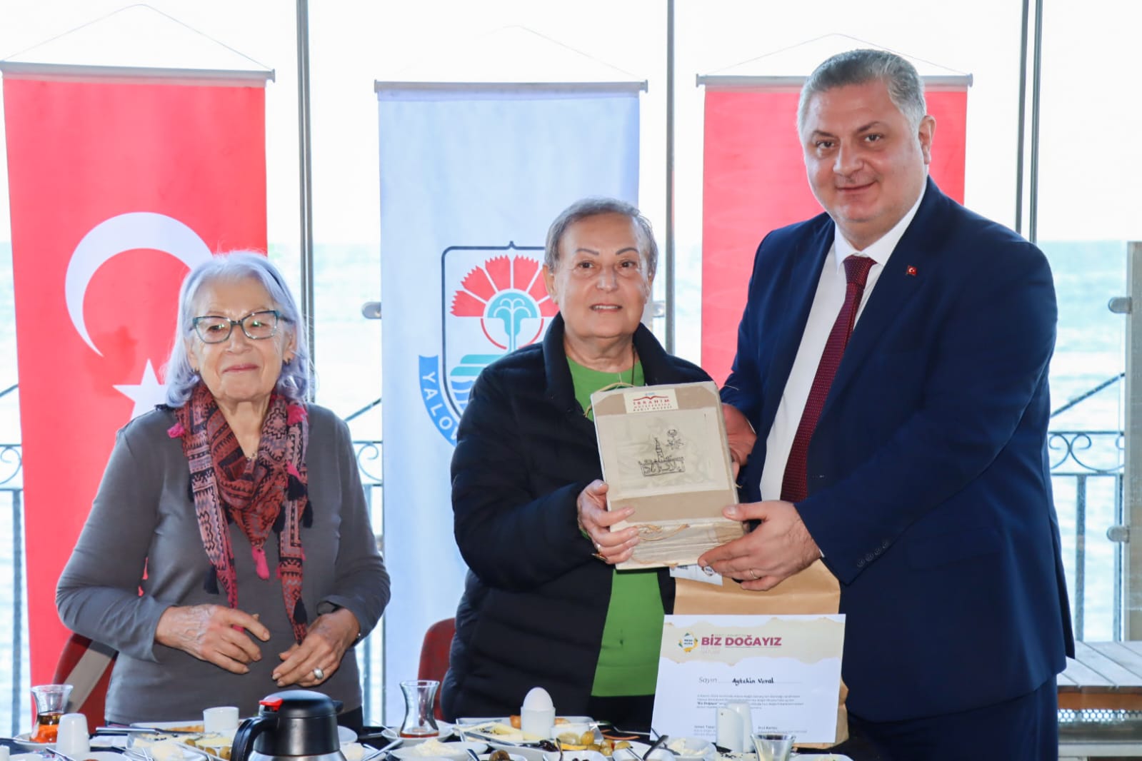 Başkan Gürel’i KKTC’li sanatçıları Yürüyen Köşk’te ağırladı